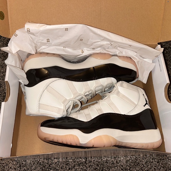 Women’s Air Jordan 11 Retro - Picture 1 of 6